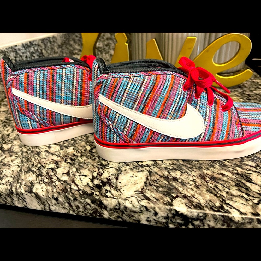 Nike multicolor stripped sneakers